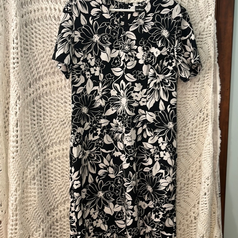 Black and white flowered Sag Harbor size large short sleeve dress. Great cond.